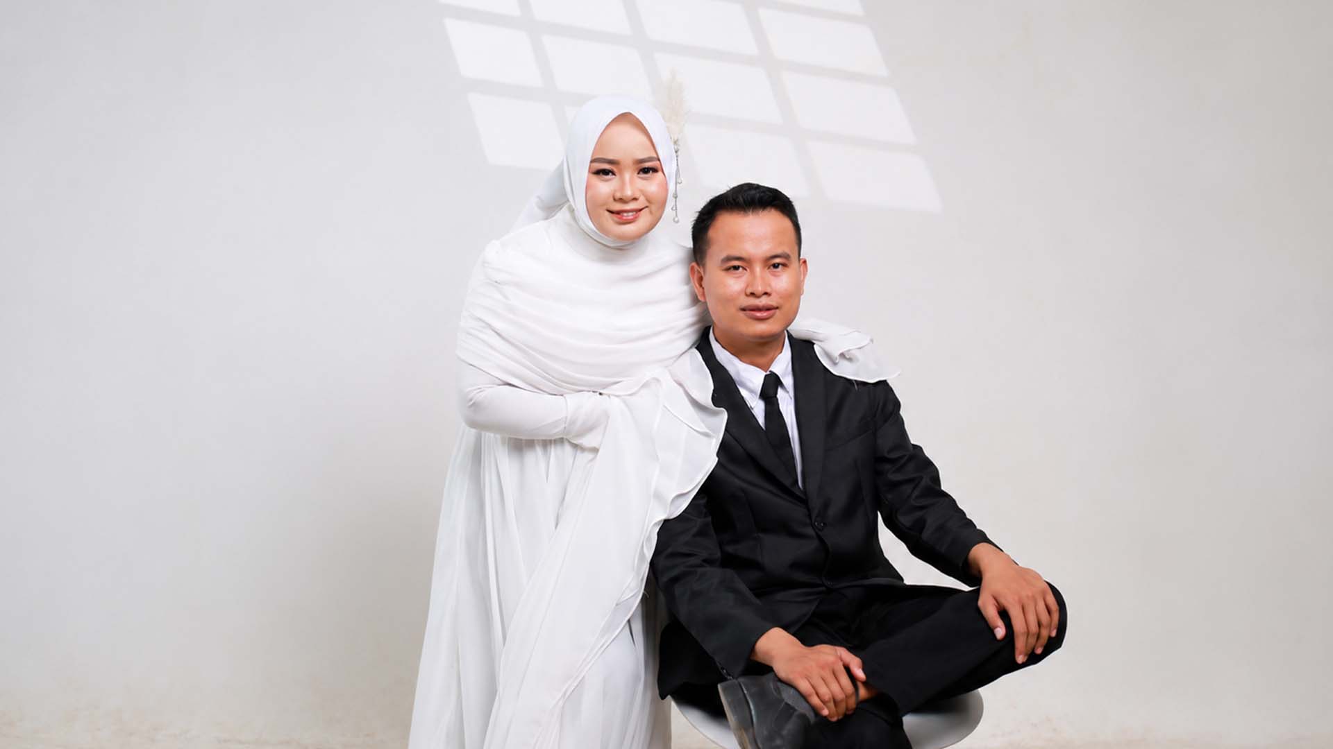 pasangan yang sedang tersenyum diluar ruangan